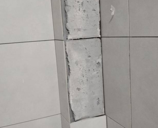 嵊泗瓷砖空鼓维修公司分享下瓷砖施工前基层浇水润湿程度不足，可能导致以下问题